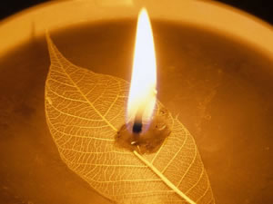 点上一柱沉蜡烛寄托着对亲人的思念与祝福