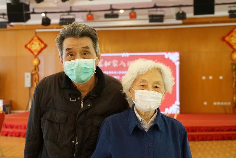 再老人院与母亲最后合影