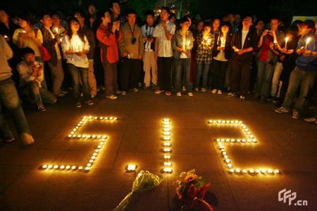 北京学生用烛光悼念地震遇难者